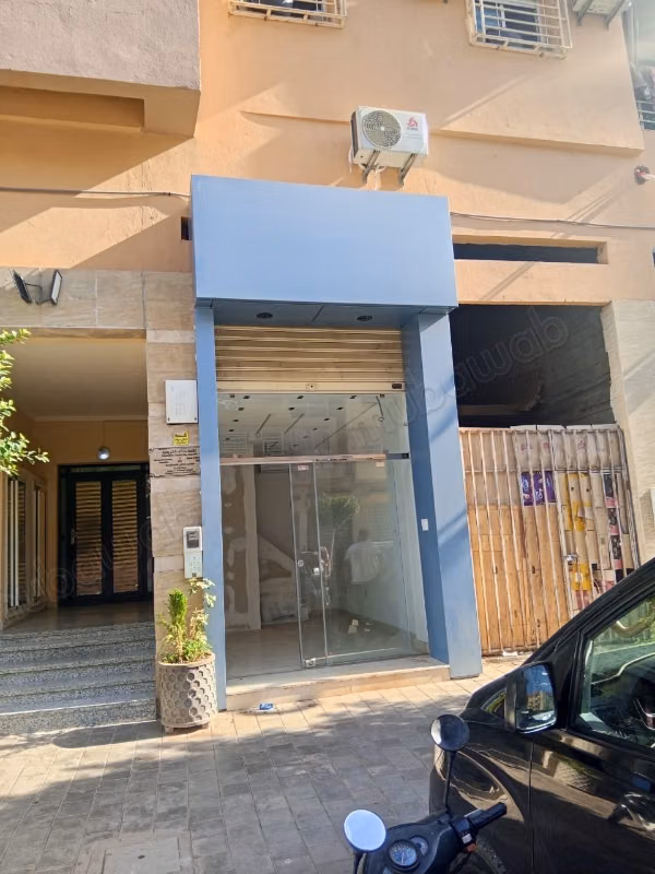 Beau local commercial en location à Bouaakkaz.
Superficie 60 m².
Porte blindée et résidence sécurisée