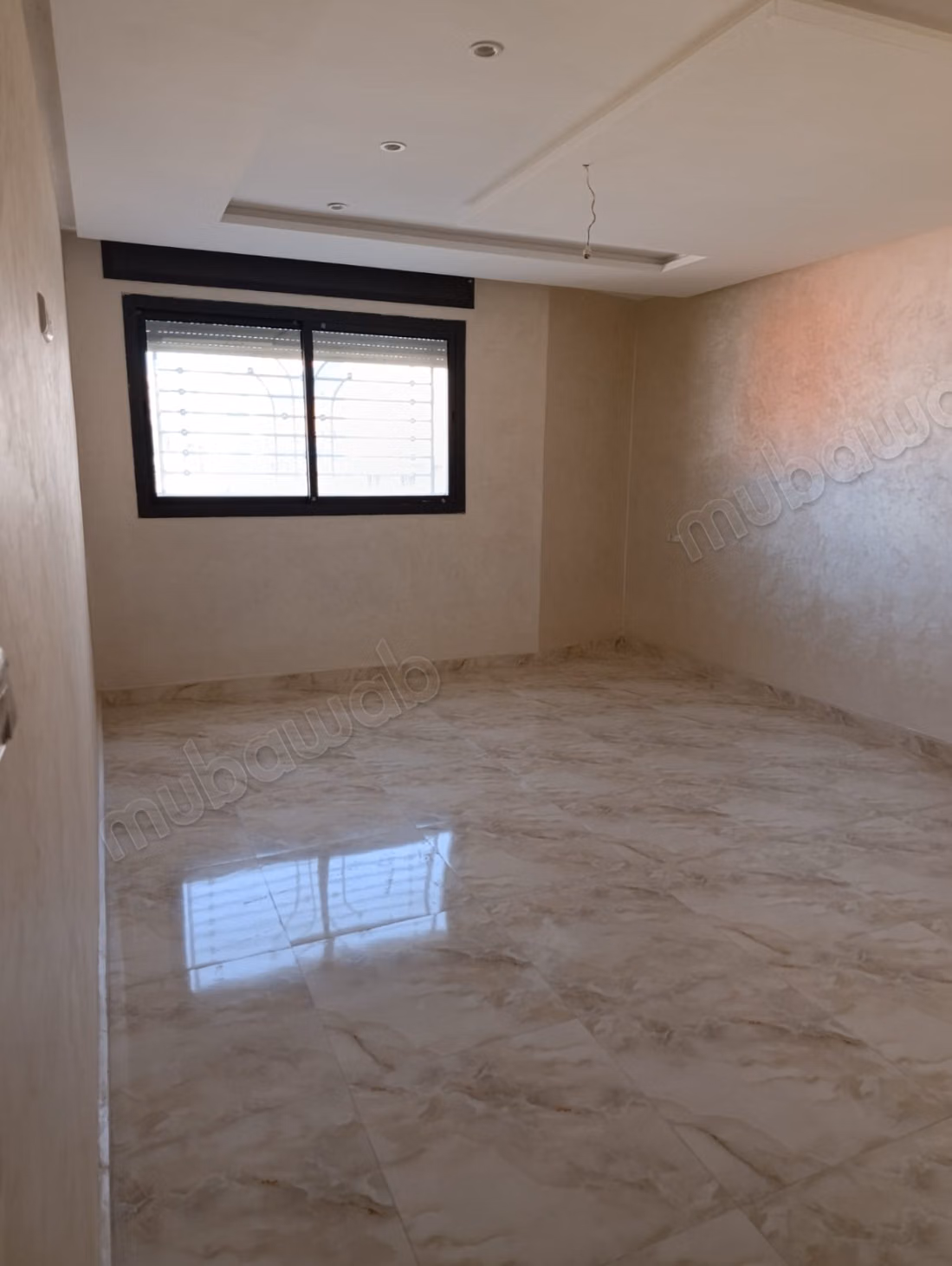 Appartement à louer à Merjan. 2 pièces. Avec ascenseur et balcon