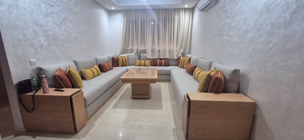 Très bel appartement en location à Hay Targa.
Surface de 87 m².
Meublé