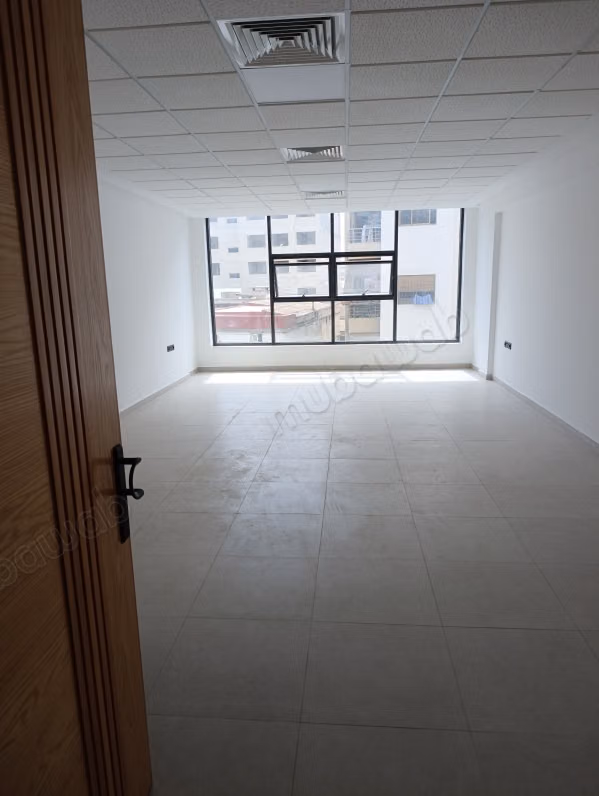 Ufficio medico in affitto a Aïn Sebaâ. 50 m² sulla facciata dell'edificio, 2° piano con parcheggio