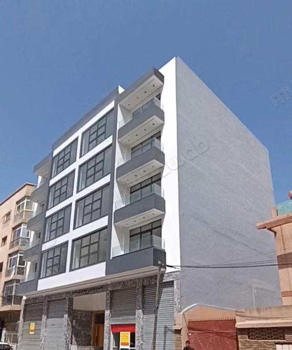 Consultorio médico en alquiler en Aïn Sebaâ. 50 m² en la fachada del edificio, 2.º piso con parking