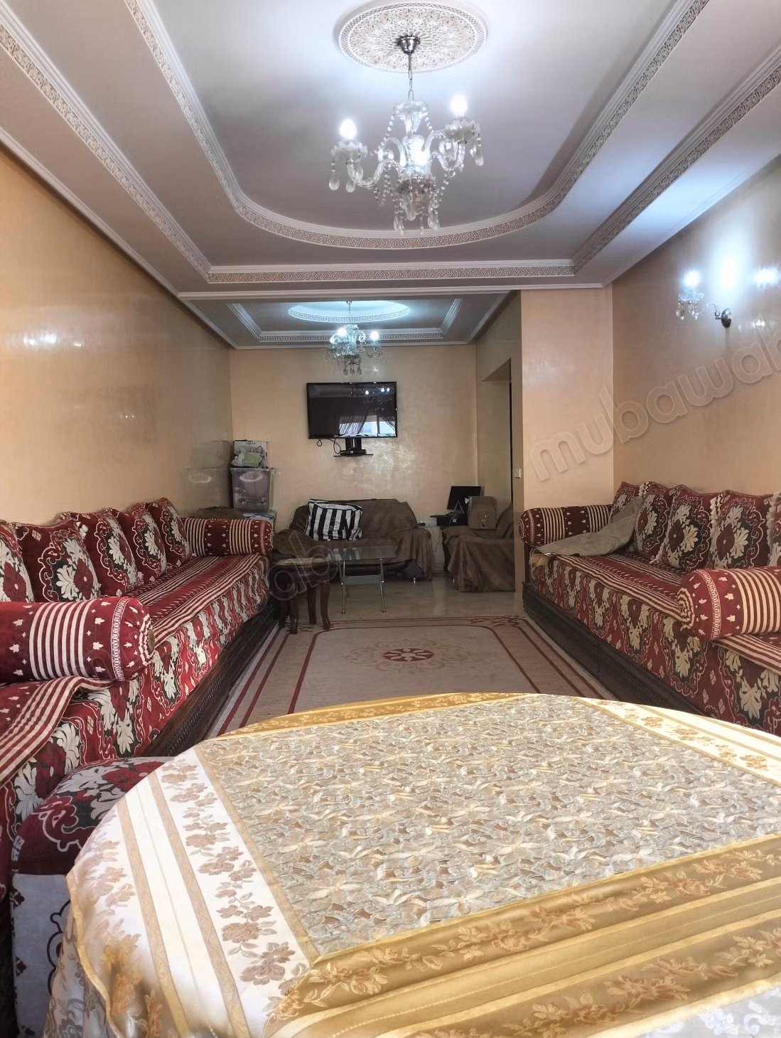 Appartement à vendre en Centre. 
3 chambres. 
Salon Marocain et antenne parabolique