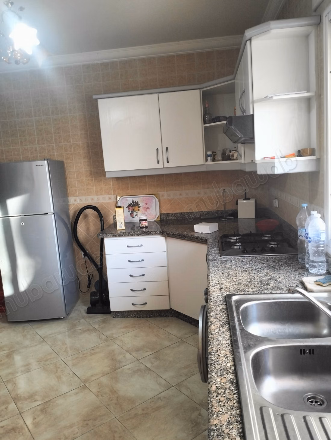 Appartement à vendre en Centre. 
3 chambres. 
Salon Marocain et antenne parabolique