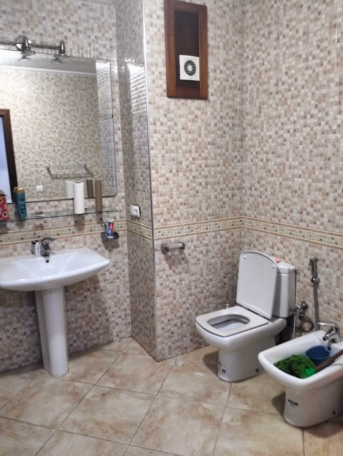 Appartement à vendre en Centre. 
3 chambres. 
Salon Marocain et antenne parabolique — 6