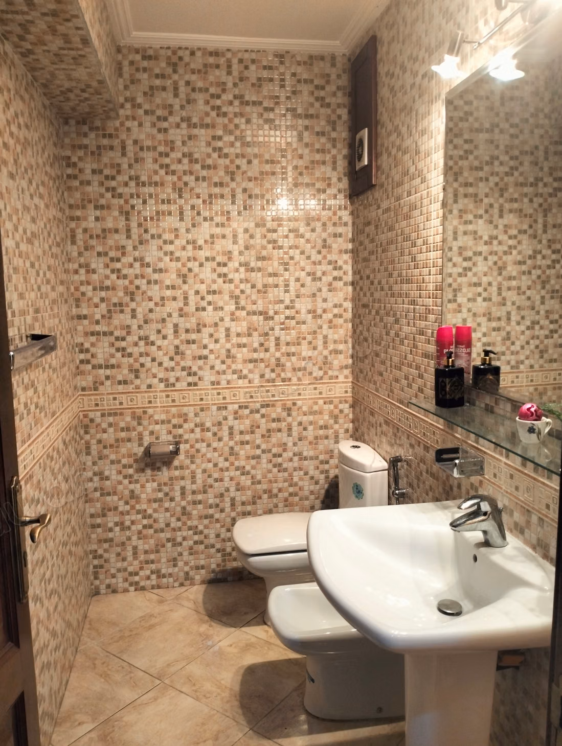 Appartement à vendre en Centre. 
3 chambres. 
Salon Marocain et antenne parabolique