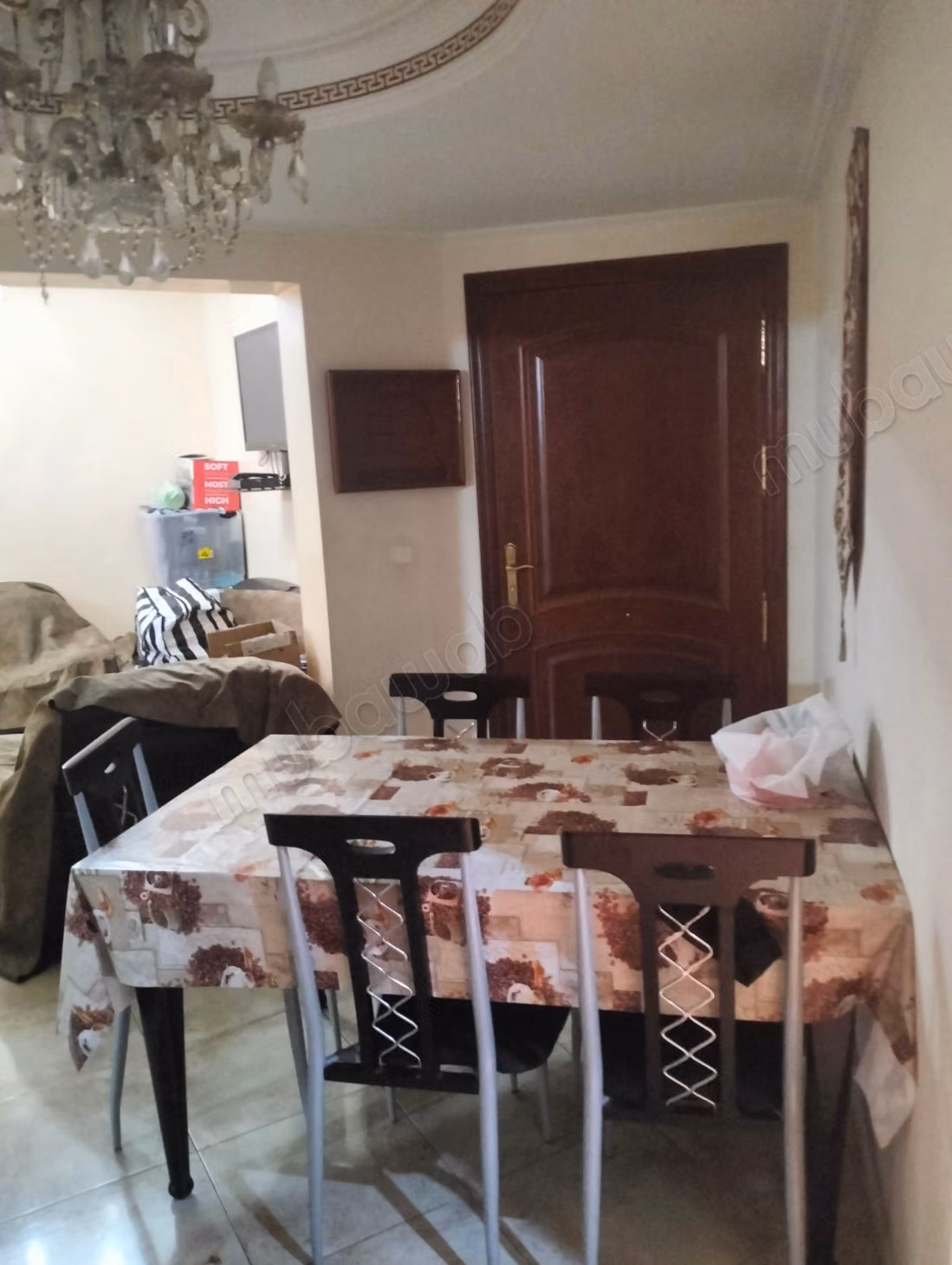Appartement à vendre en Centre. 
3 chambres. 
Salon Marocain et antenne parabolique