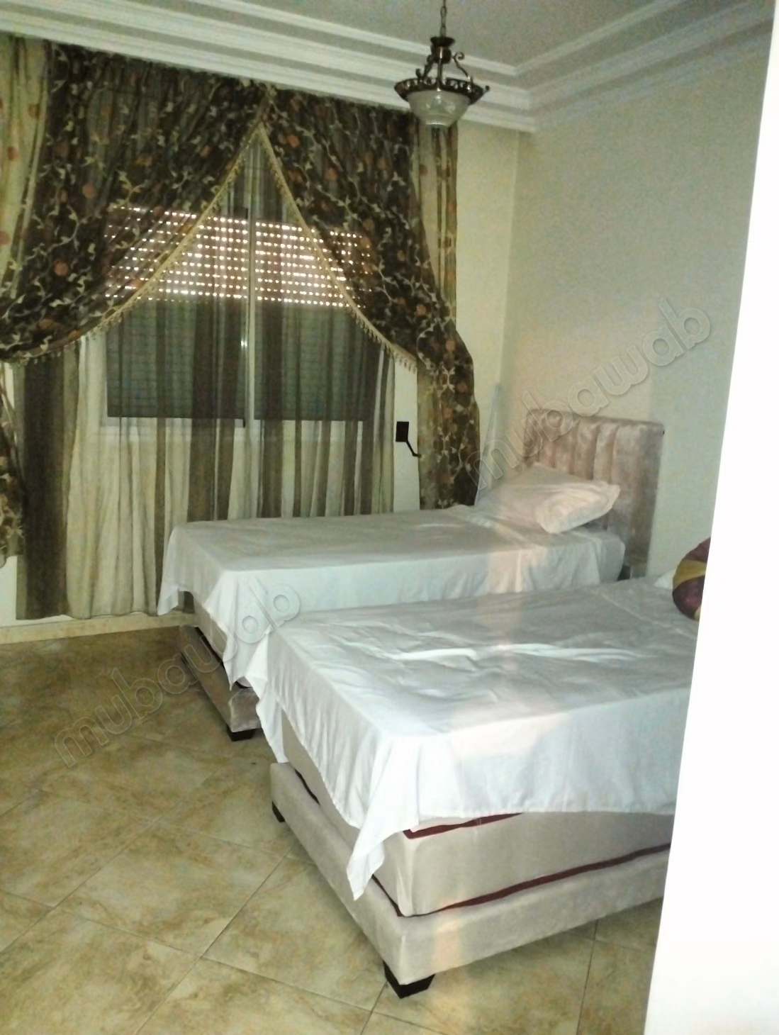 Appartement à vendre en Centre. 
3 chambres. 
Salon Marocain et antenne parabolique — 3