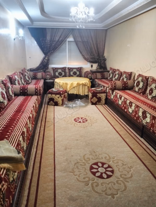 Appartement à vendre en Centre. 
3 chambres. 
Salon Marocain et antenne parabolique