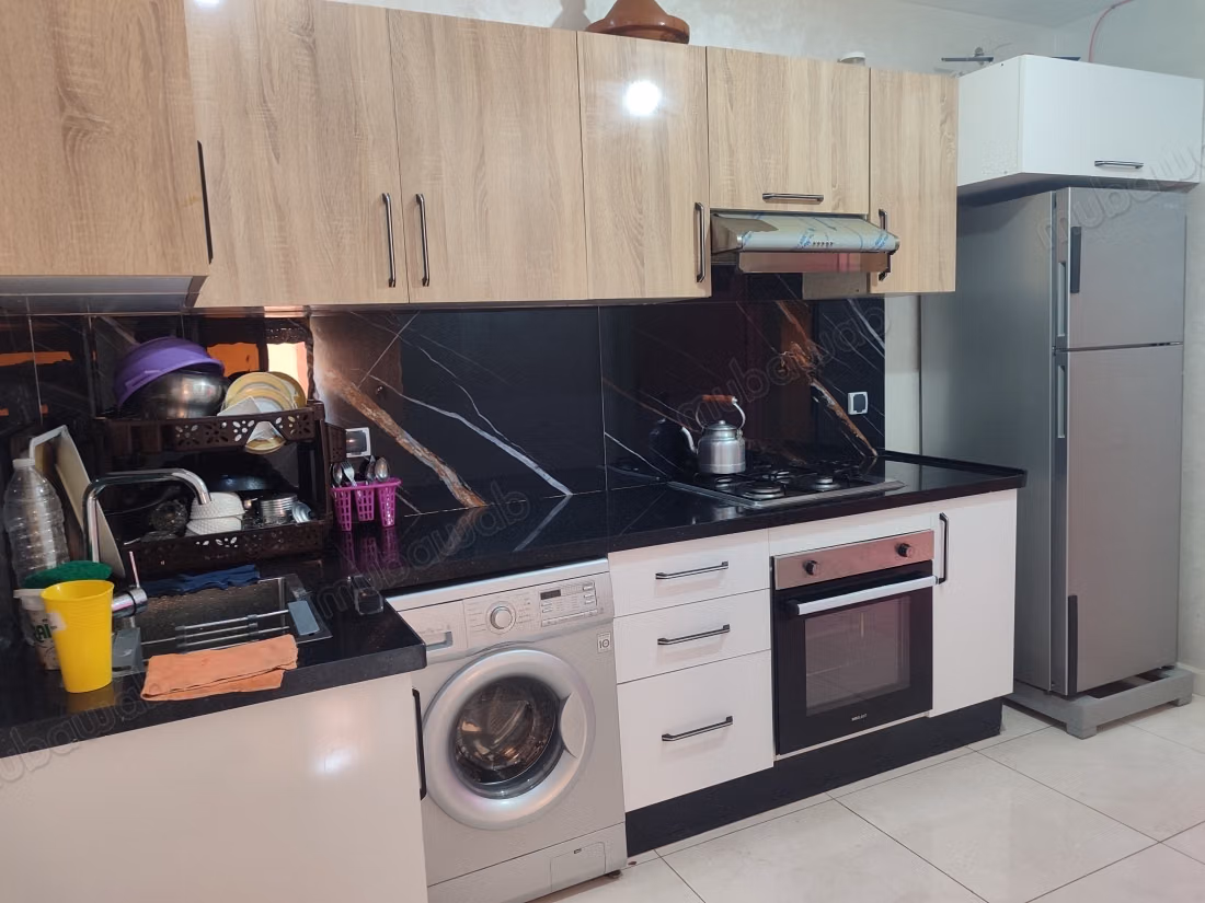 Superbe appartement à louer à Béni Mellal. 
Superficie 90 m². 
Bien meublé