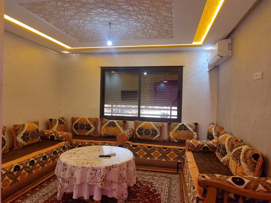 Superbe appartement à louer à Béni Mellal. 
Superficie 90 m². 
Bien meublé