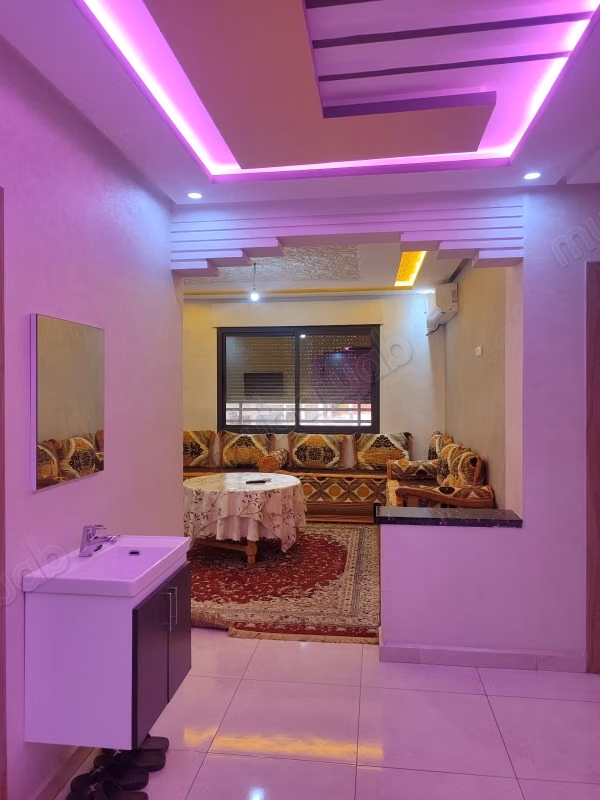 Superbe appartement à louer à Béni Mellal. 
Superficie 90 m². 
Bien meublé