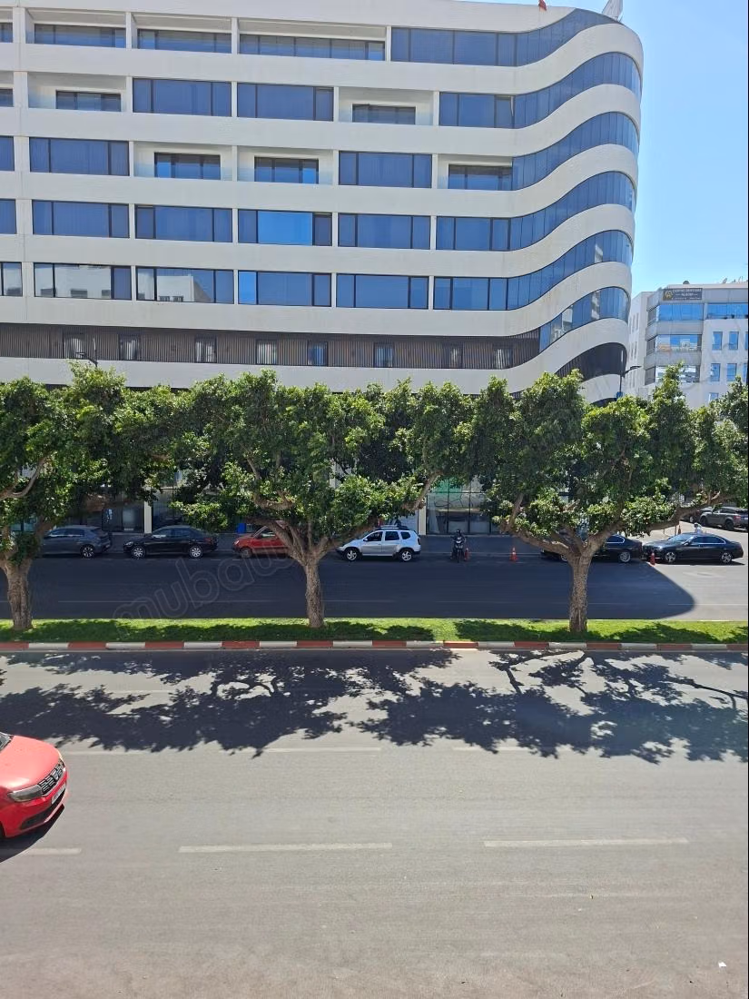 A vendre un Terrain R7, deux Façades/Bureaux, Hôtel