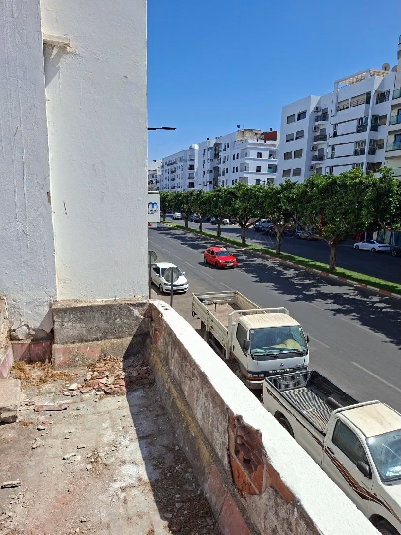 A vendre un Terrain R7, deux Façades/Bureaux, Hôtel