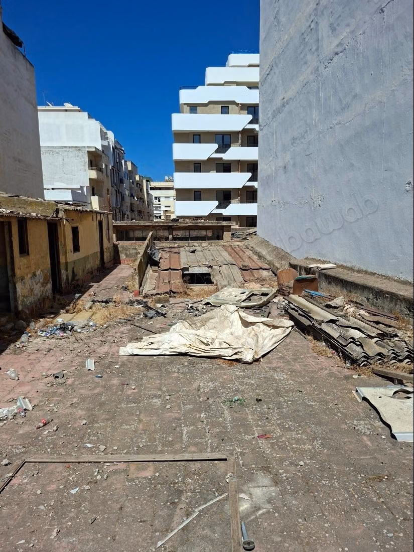 A vendre un Terrain R7, deux Façades/Bureaux, Hôtel
