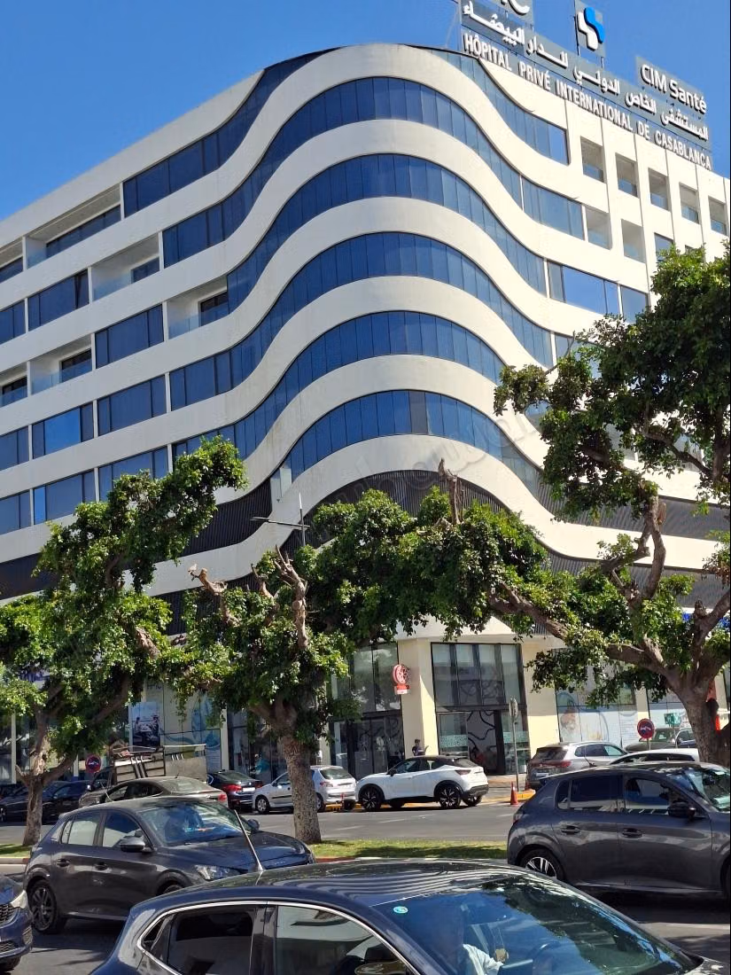 A vendre un Terrain R7, deux Façades/Bureaux, Hôtel