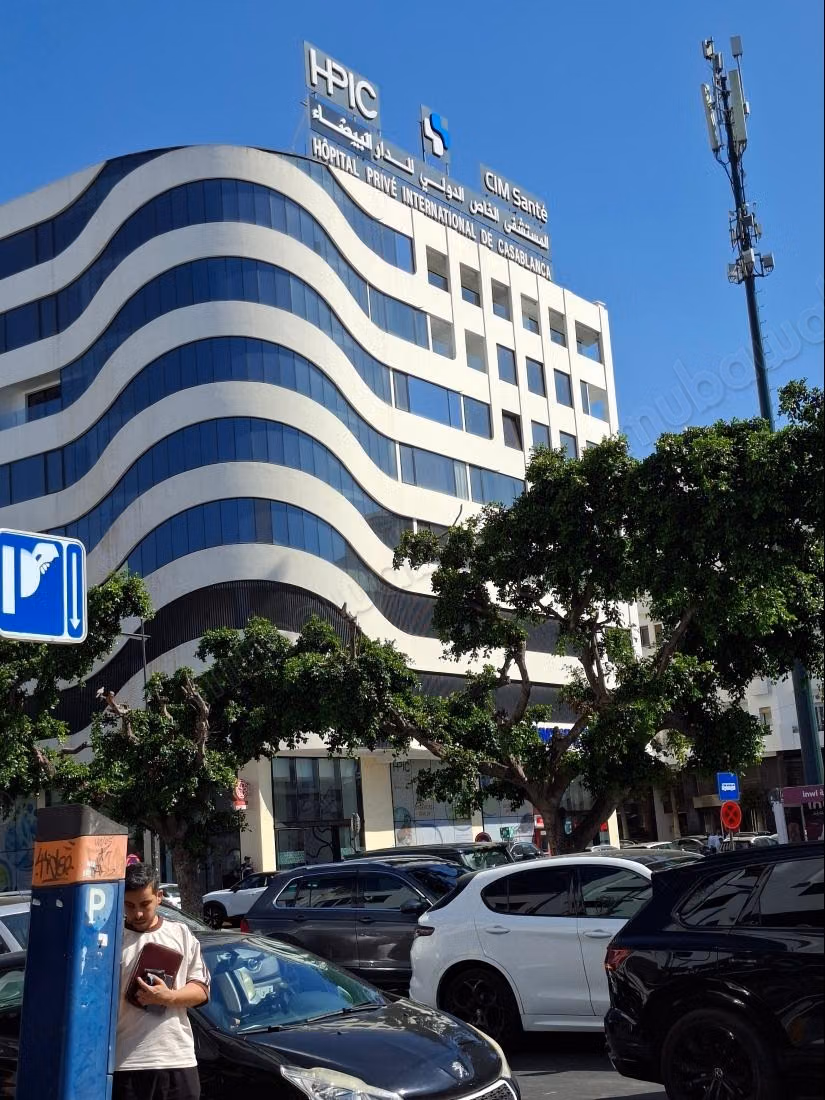 A vendre un Terrain R7, deux Façades/Bureaux, Hôtel
