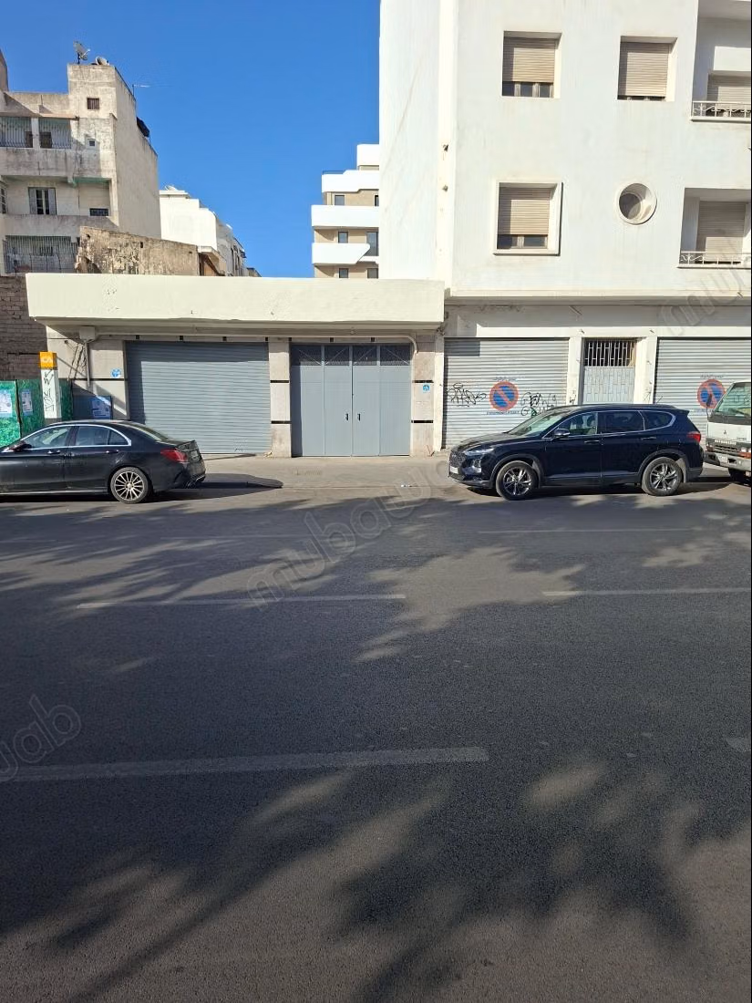 A vendre un Terrain R7, deux Façades/Bureaux, Hôtel