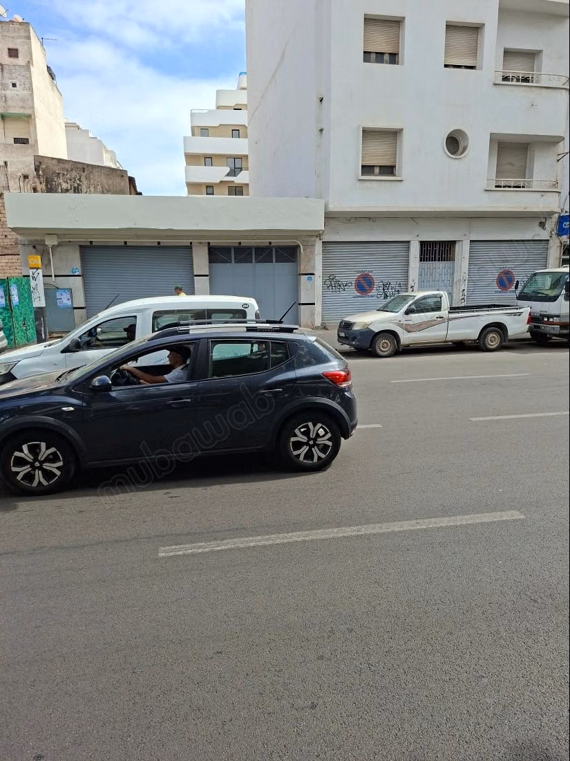 A vendre un Terrain R7, deux Façades/Bureaux, Hôtel