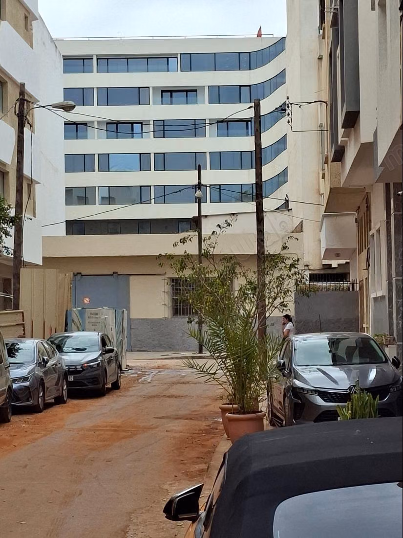 A vendre un Terrain R7, deux Façades/Bureaux, Hôtel