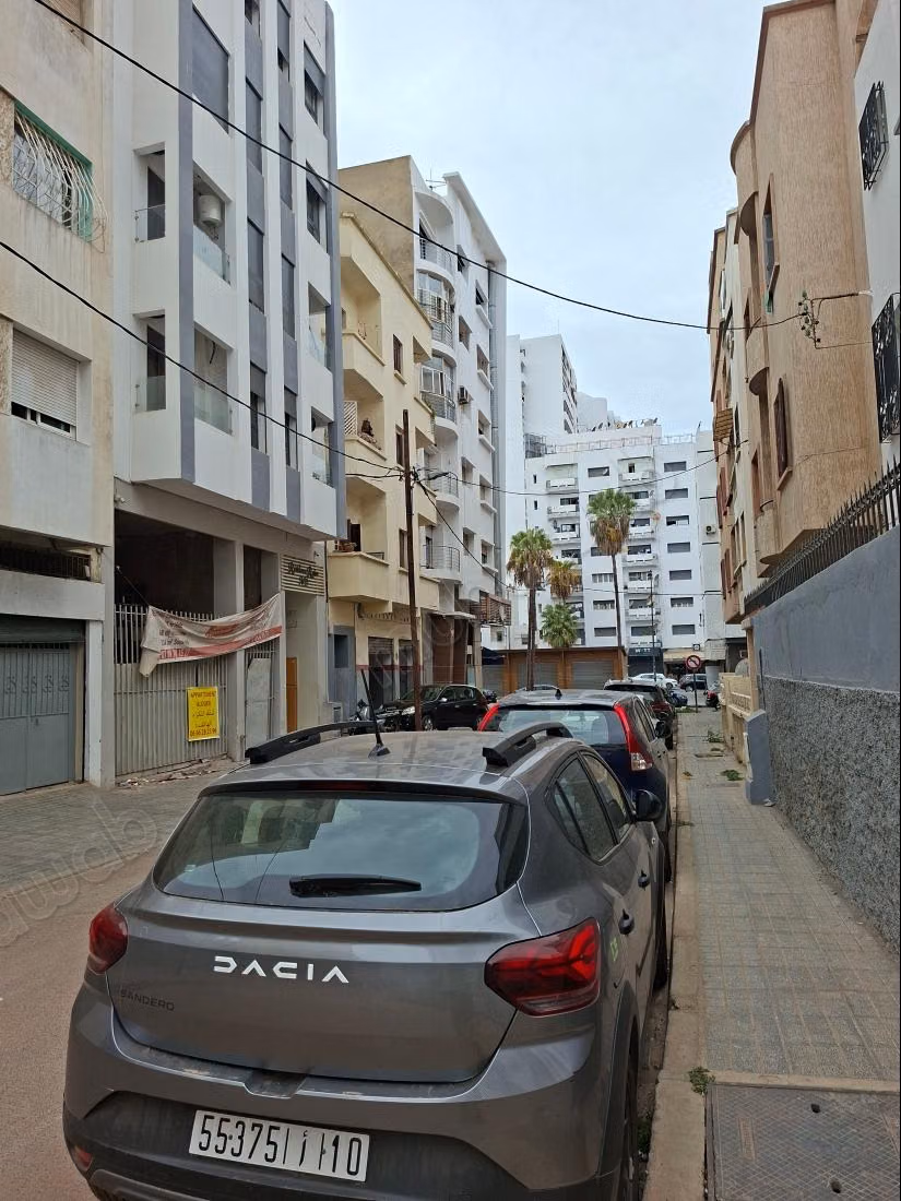 A vendre un Terrain R7, deux Façades/Bureaux, Hôtel