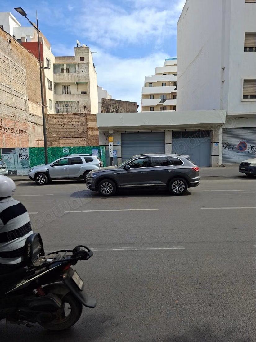 A vendre un Terrain R7, deux Façades/Bureaux, Hôtel