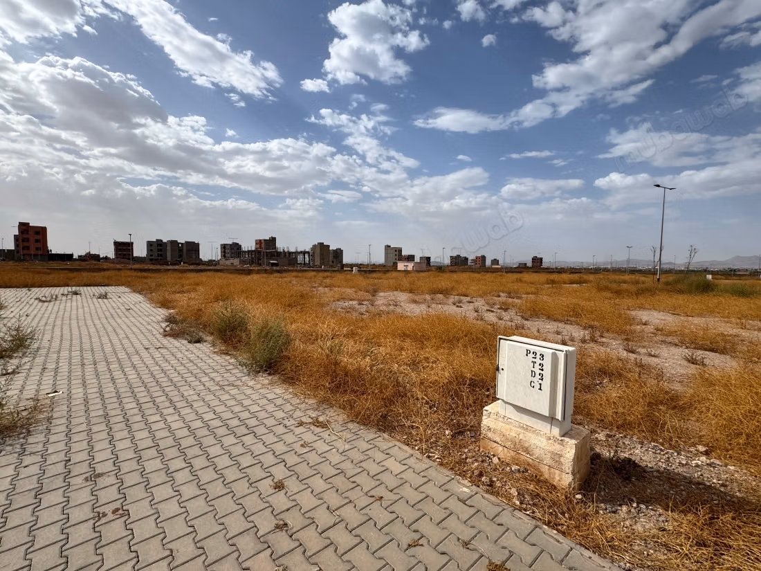 Beau terrain à la vente à Azzouzia 2. Surface totale 403 m²