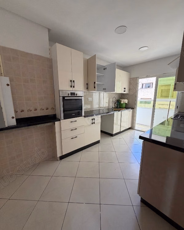 Bell'appartamento in affitto ad Agdal. Superficie di 140 m². Porta sicura e riscaldamento centralizzato