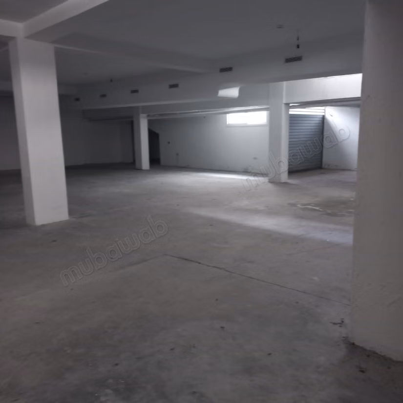Location de biens commerciaux. Superficie totale de 1400 m². Système de sécurité et porte renforcée