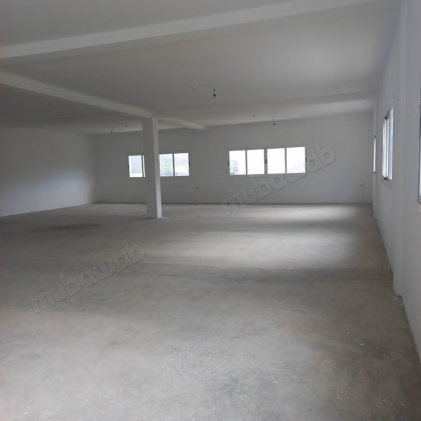 Location de biens commerciaux. Superficie totale de 1400 m². Système de sécurité et porte renforcée