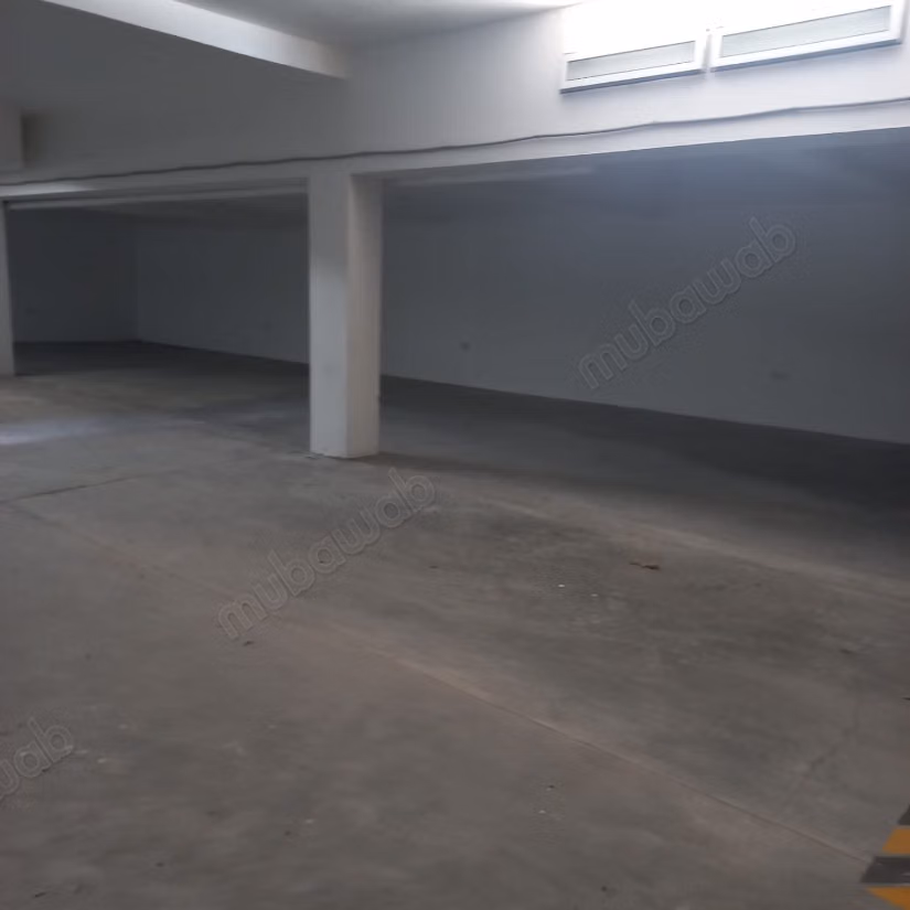 Location de biens commerciaux. Superficie totale de 1400 m². Système de sécurité et porte renforcée