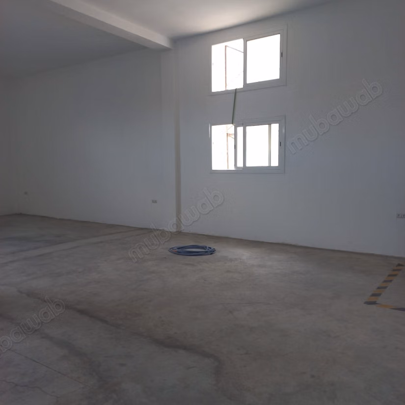 Location de biens commerciaux. Superficie totale de 1400 m². Système de sécurité et porte renforcée
