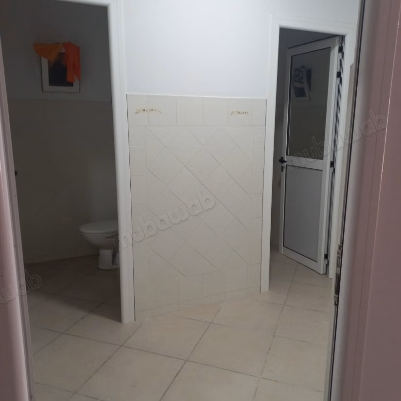 Location de biens commerciaux. Superficie totale de 1400 m². Système de sécurité et porte renforcée
