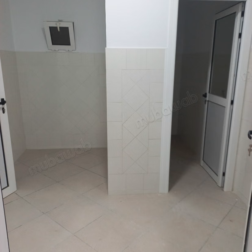 Location de biens commerciaux. Superficie totale de 1400 m². Système de sécurité et porte renforcée