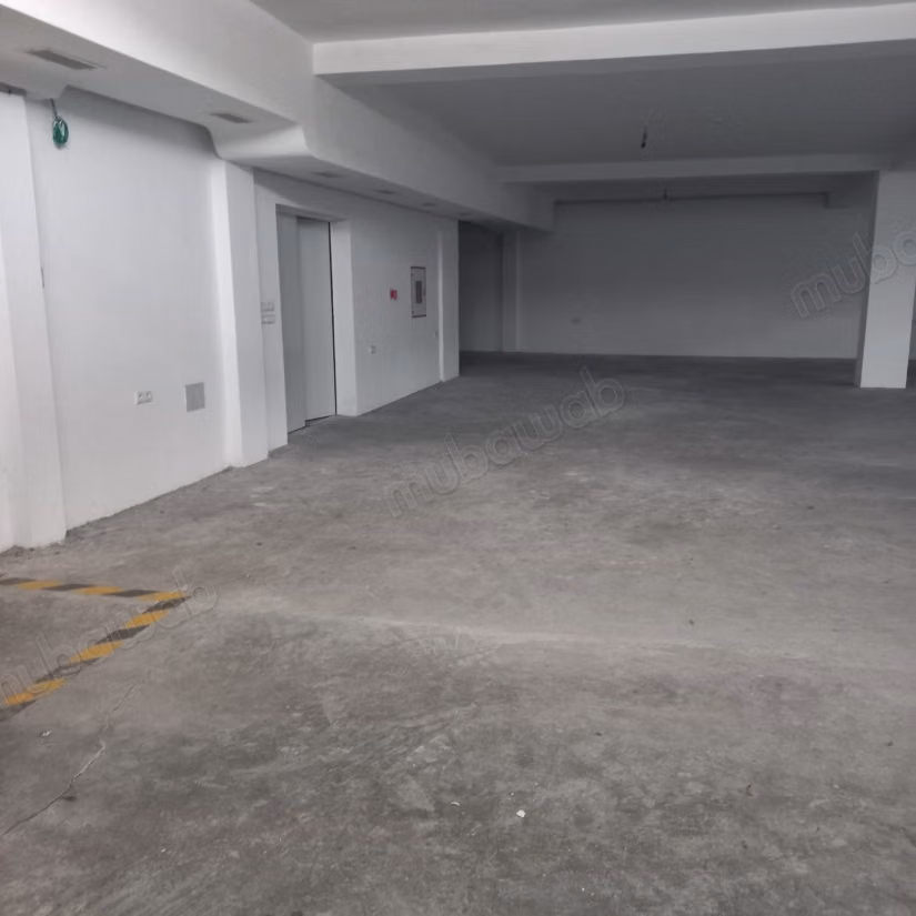 Location de biens commerciaux. Superficie totale de 1400 m². Système de sécurité et porte renforcée