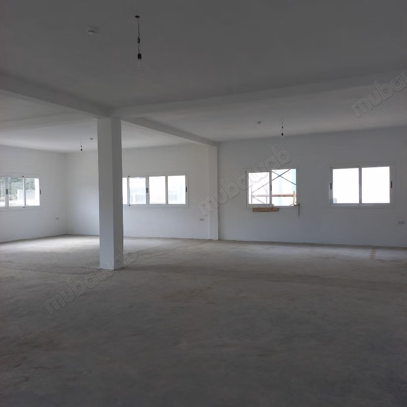 Location de biens commerciaux. Superficie totale de 1400 m². Système de sécurité et porte renforcée