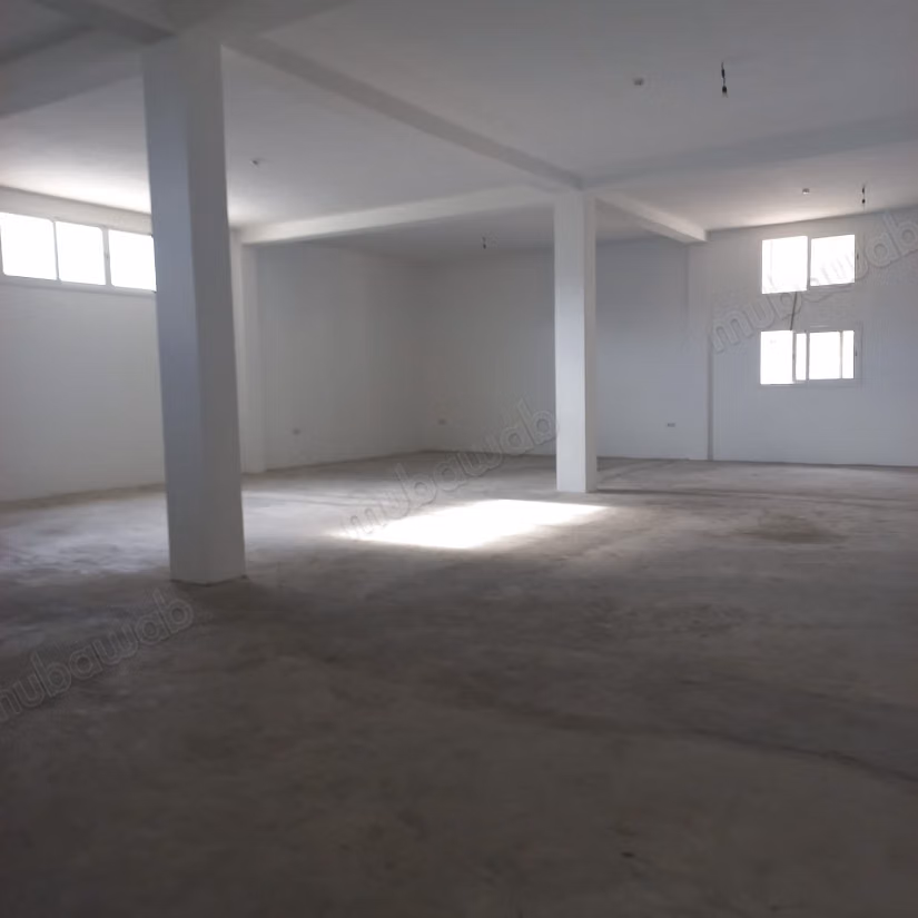 Location de biens commerciaux. Superficie totale de 1400 m². Système de sécurité et porte renforcée