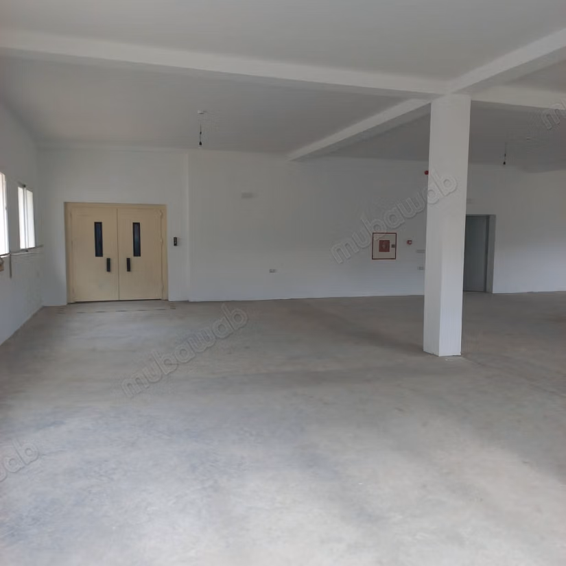 Location de biens commerciaux. Superficie totale de 1400 m². Système de sécurité et porte renforcée