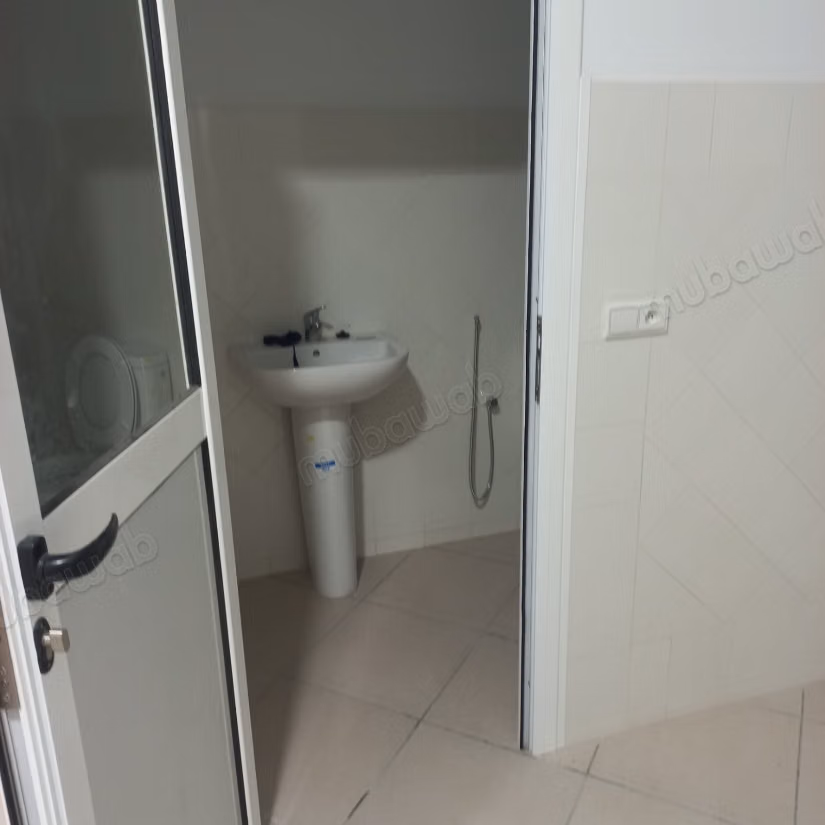 Location de biens commerciaux. Superficie totale de 1400 m². Système de sécurité et porte renforcée