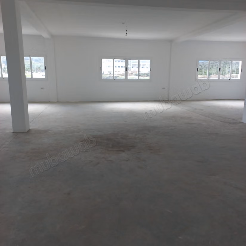 Location de biens commerciaux. Superficie totale de 1400 m². Système de sécurité et porte renforcée