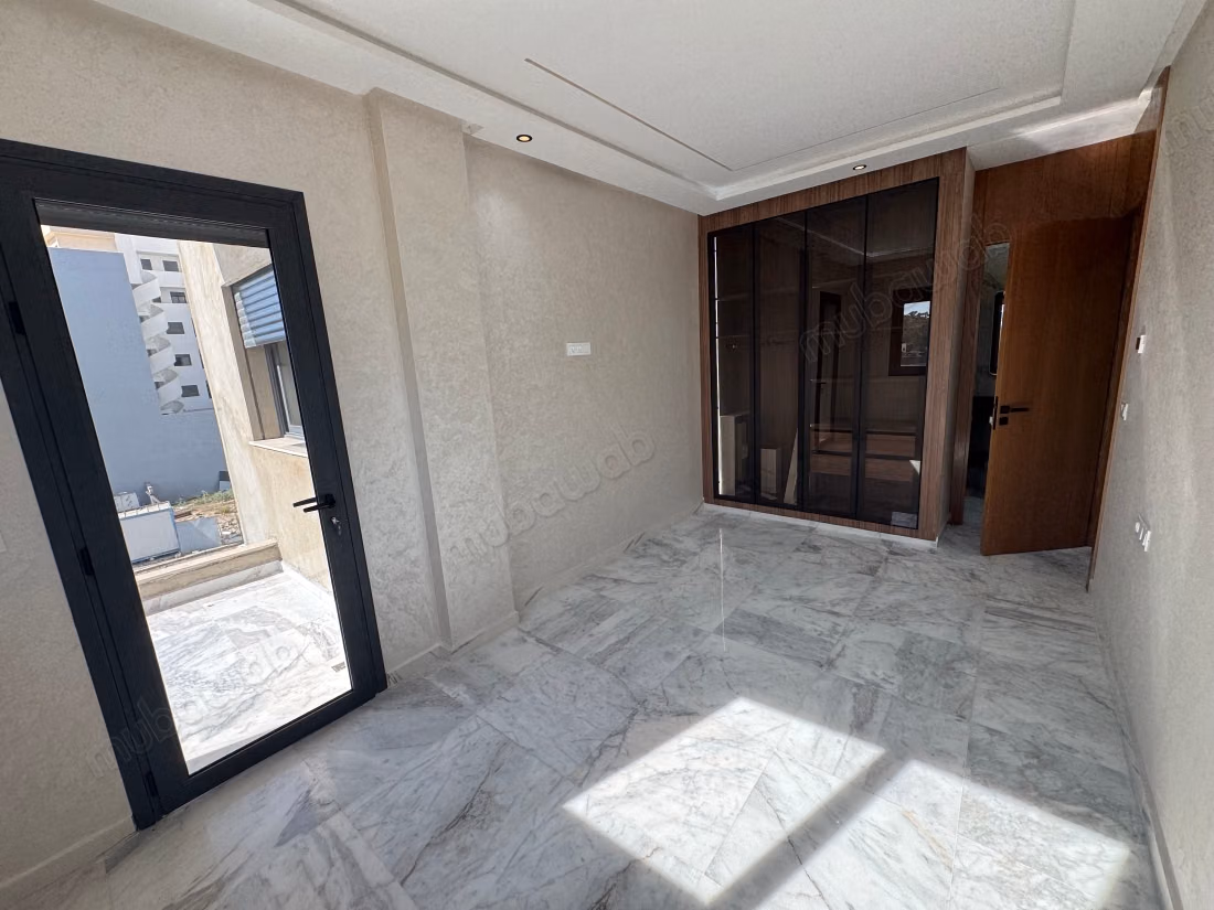 Bell'appartamento in vendita a Mujahideen. 3 camere fantastiche. Con ascensore e balcone