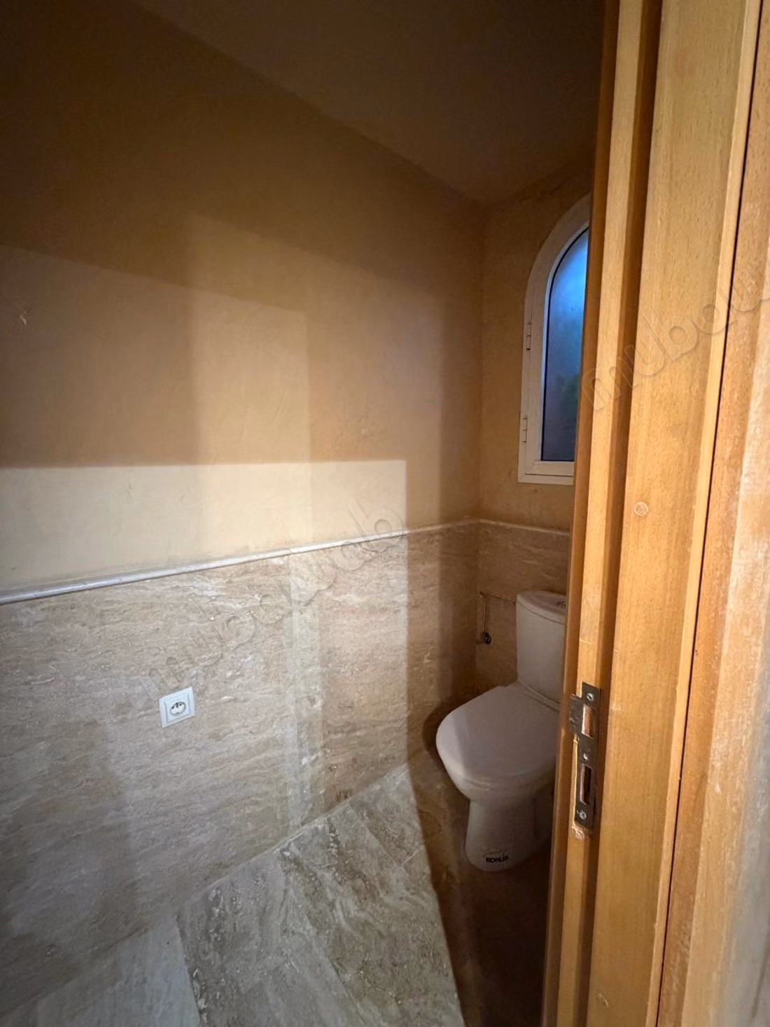 Somptueuse villa à vendre à Ain Cheggag. Superficie 230 m². Belle terrasse et jardin