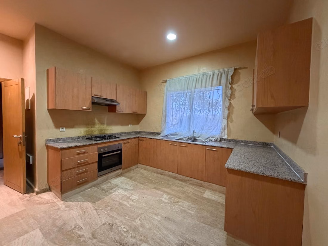 Somptueuse villa à vendre à Ain Cheggag. Superficie 230 m². Belle terrasse et jardin