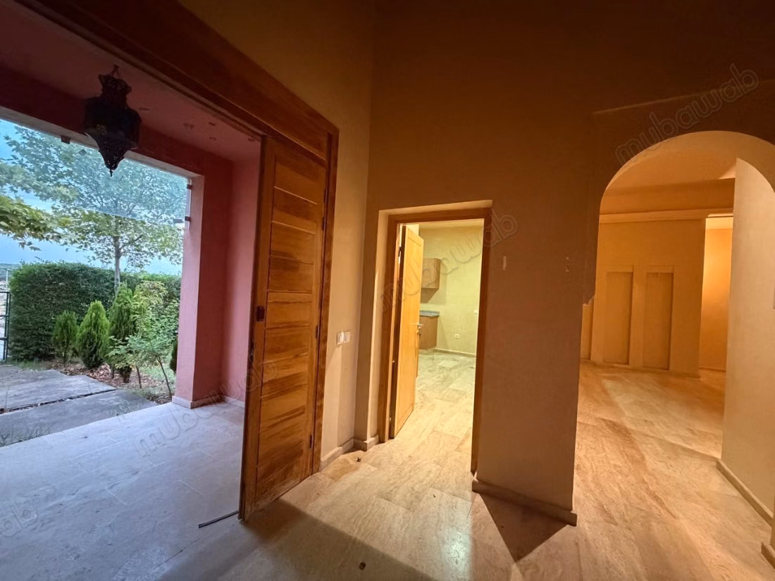 Somptueuse villa à vendre à Ain Cheggag. Superficie 230 m². Belle terrasse et jardin
