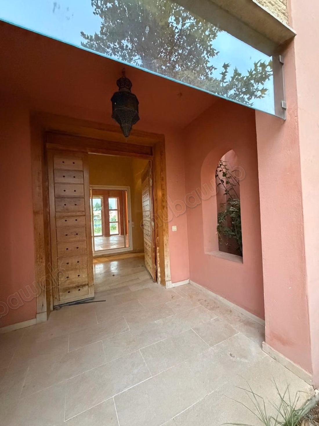 Somptueuse villa à vendre à Ain Cheggag. Superficie 230 m². Belle terrasse et jardin