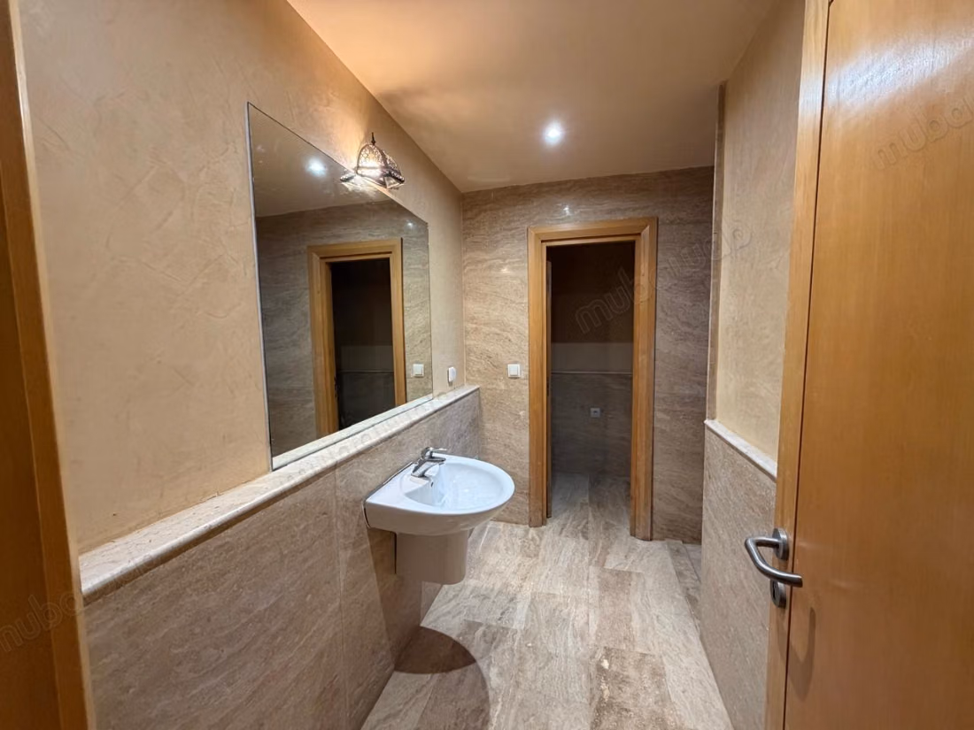 Somptueuse villa à vendre à Ain Cheggag. Superficie 230 m². Belle terrasse et jardin