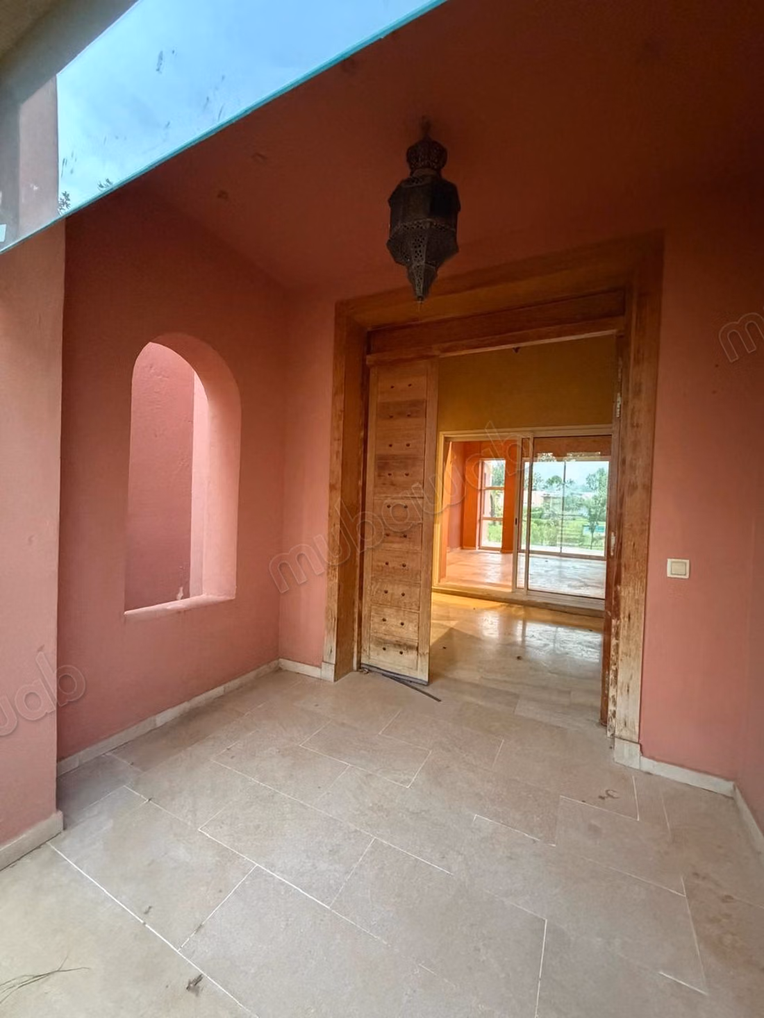 Somptueuse villa à vendre à Ain Cheggag. Superficie 230 m². Belle terrasse et jardin