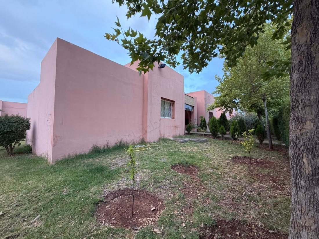 Somptueuse villa à vendre à Ain Cheggag. Superficie 230 m². Belle terrasse et jardin