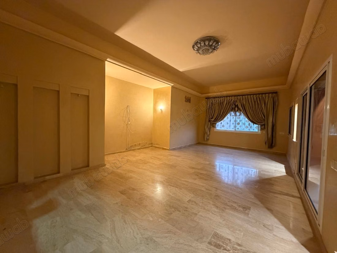 Somptueuse villa à vendre à Ain Cheggag. Superficie 230 m². Belle terrasse et jardin
