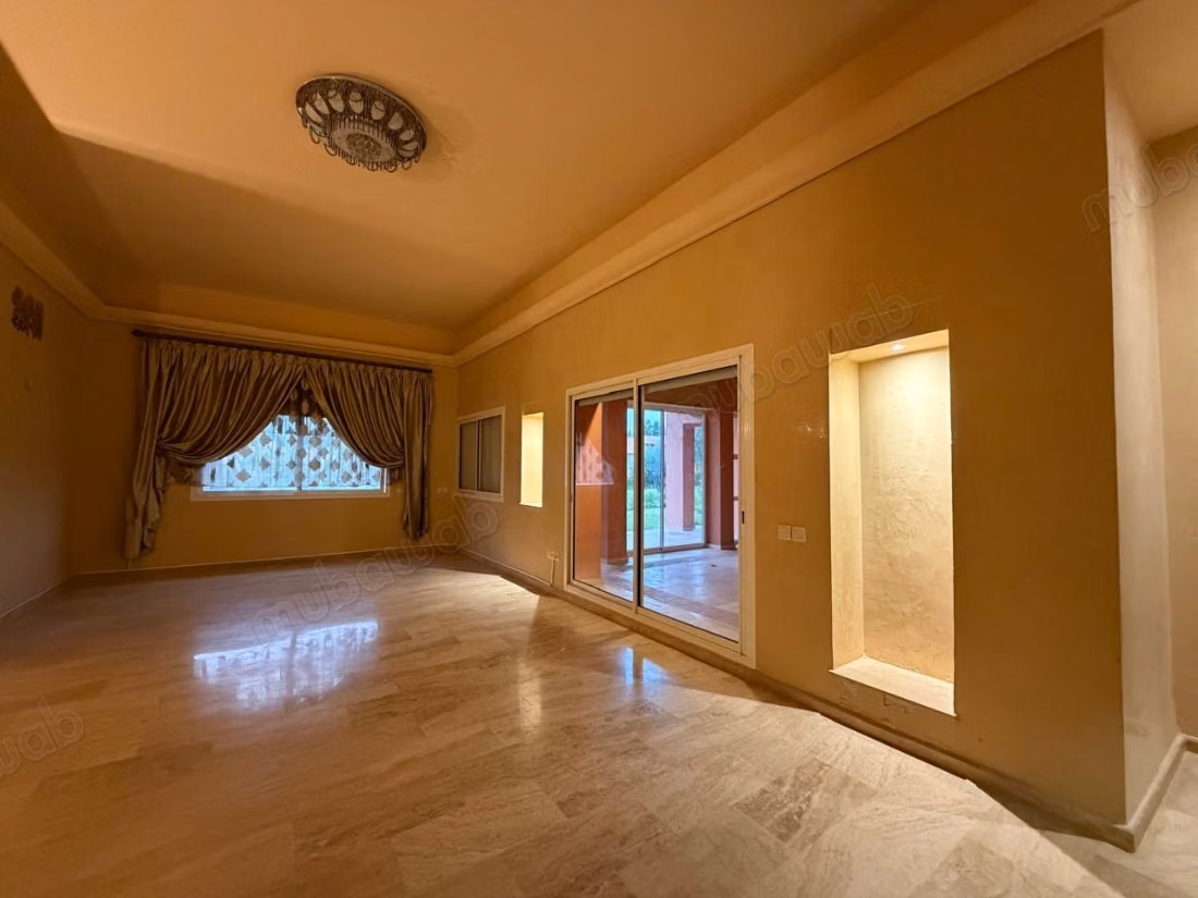 Somptueuse villa à vendre à Ain Cheggag. Superficie 230 m². Belle terrasse et jardin