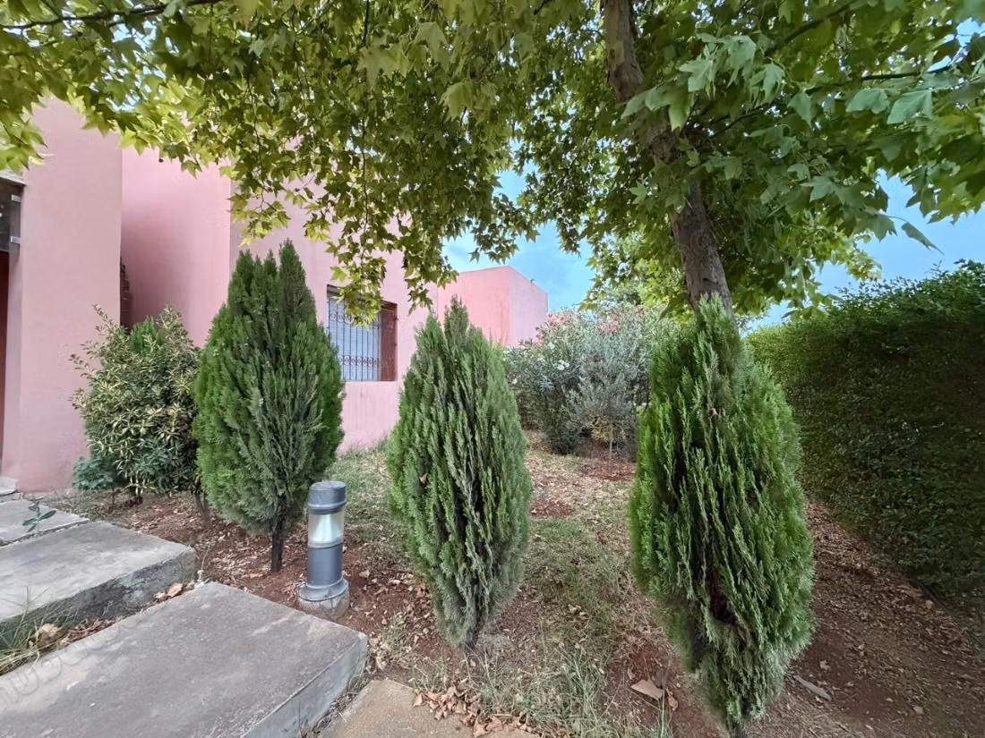 Somptueuse villa à vendre à Ain Cheggag. Superficie 230 m². Belle terrasse et jardin